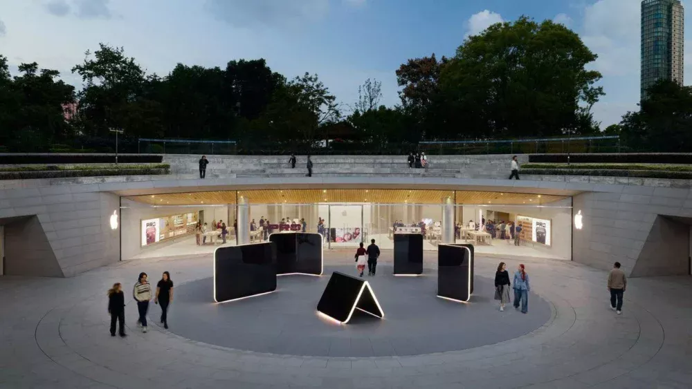 Apple expõe versões gigantes do iPhone Duo em suas lojas para marcar lançamento