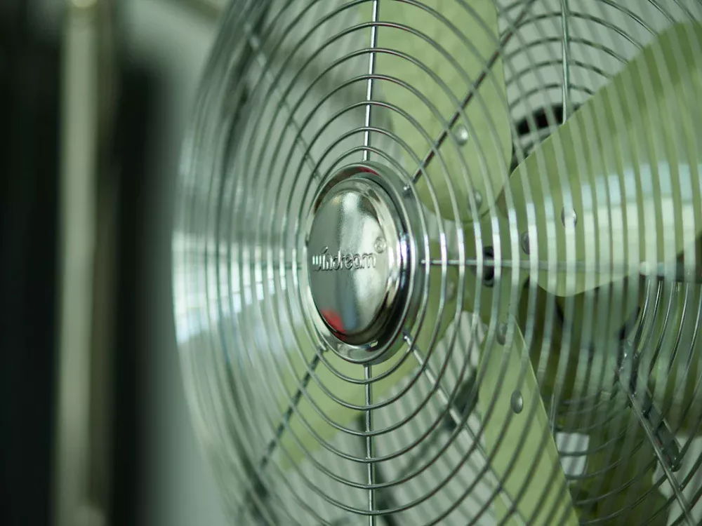 Como limpar as pás do ventilador de teto usando uma fronha