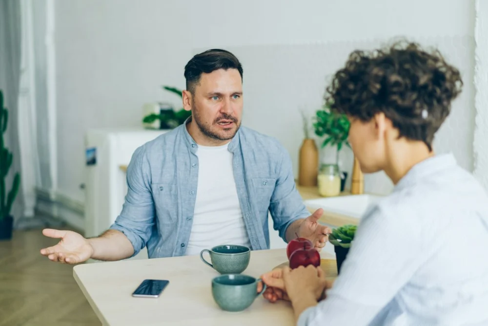 Conversar com uma IA pode aliviar a solidão, mas existe um efeito que preocupa os especialistas