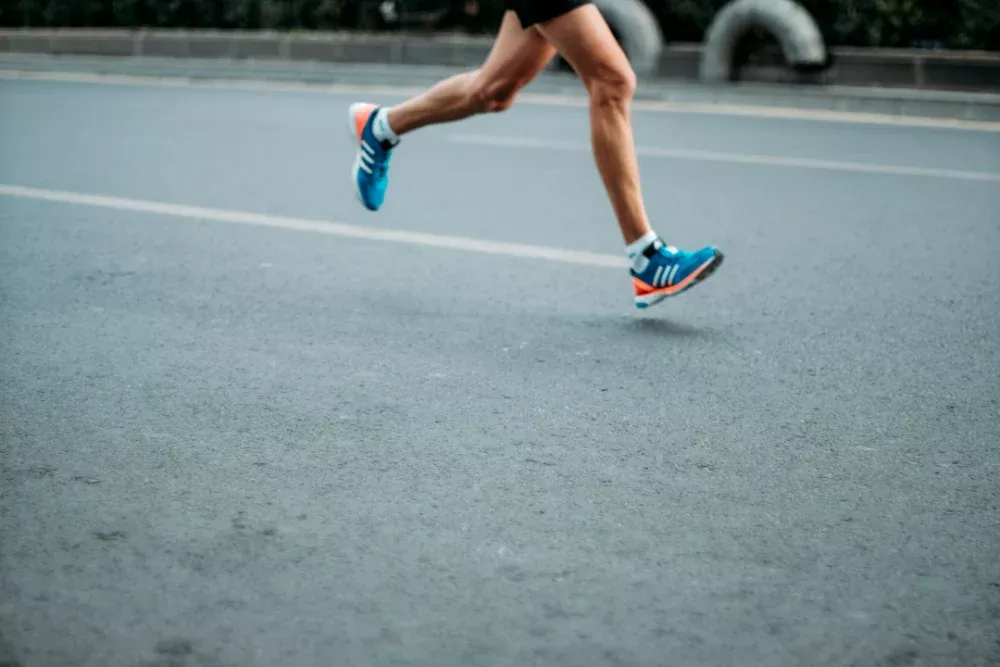 Correr desgasta os joelhos? Ciência revela uma resposta surpreendente sobre a saúde das articulações