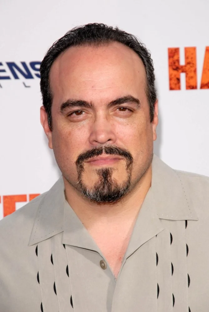 David Zayas se junta a Dakota Fanning em nova série do Apple TV