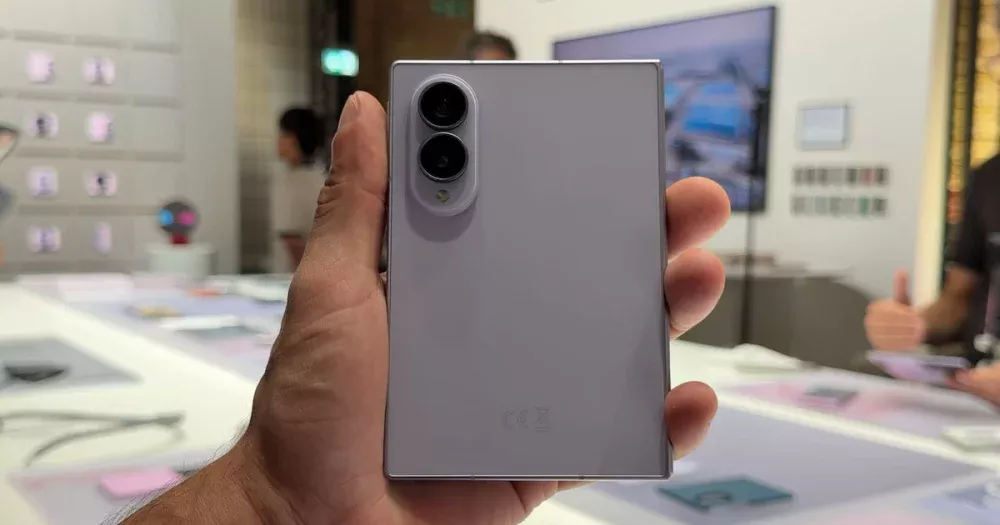 Efeito iPhone Duo? Produção de telas dobráveis deve crescer 44% em 2026, mostra análise