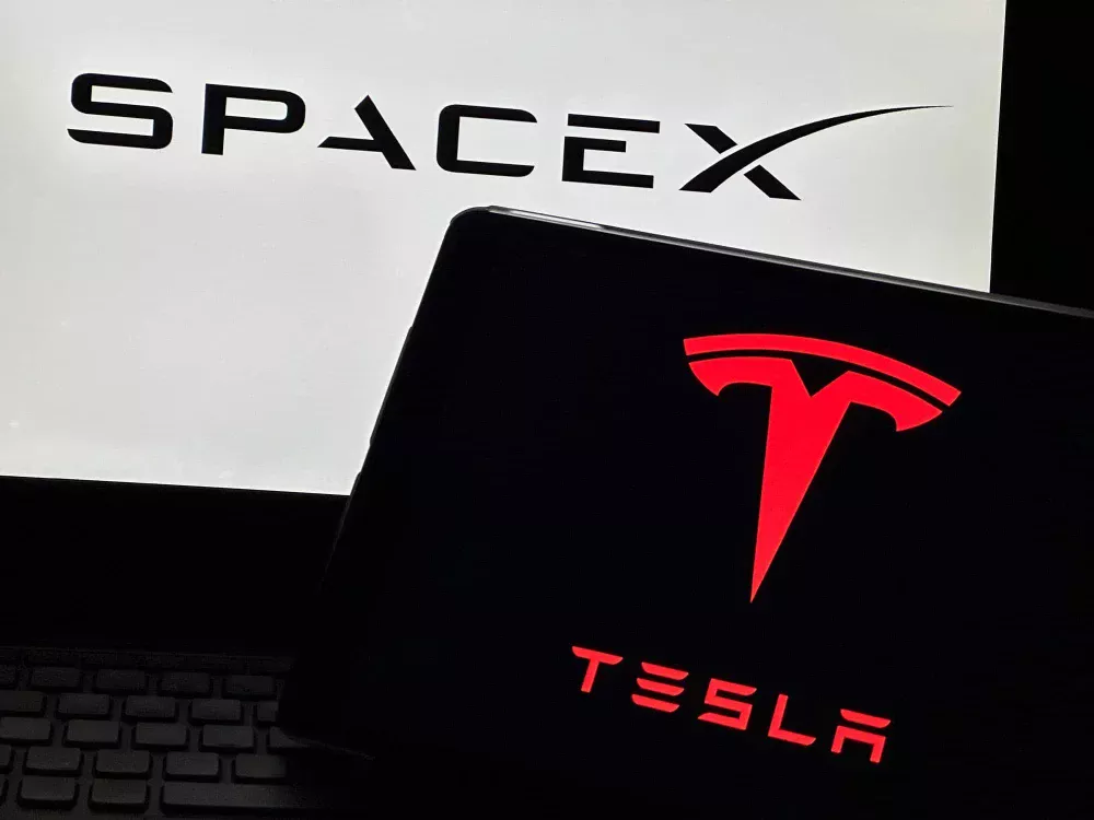 Elon Musk estuda fusão entre Tesla e SpaceX; negócio pode criar gigante de R$ 19,4 trilhões