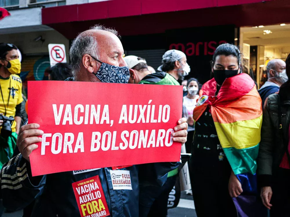 Flávio Bolsonaro recua após se declarar presidente eleito e agora se apresenta como “líder do Brasil”