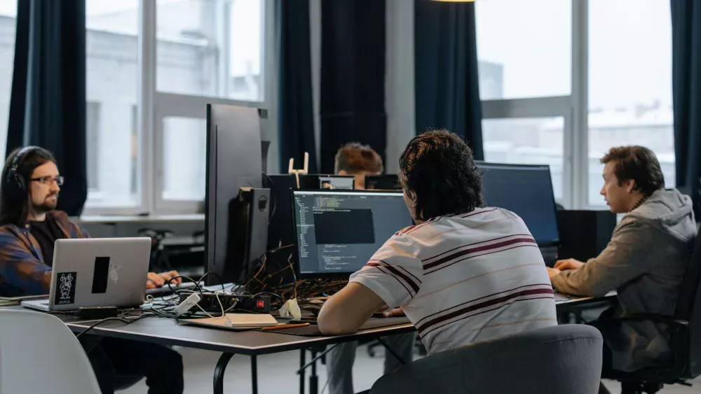 Guia Salarial 2027: tecnologia pode pagar até R$ 42 mil por mês