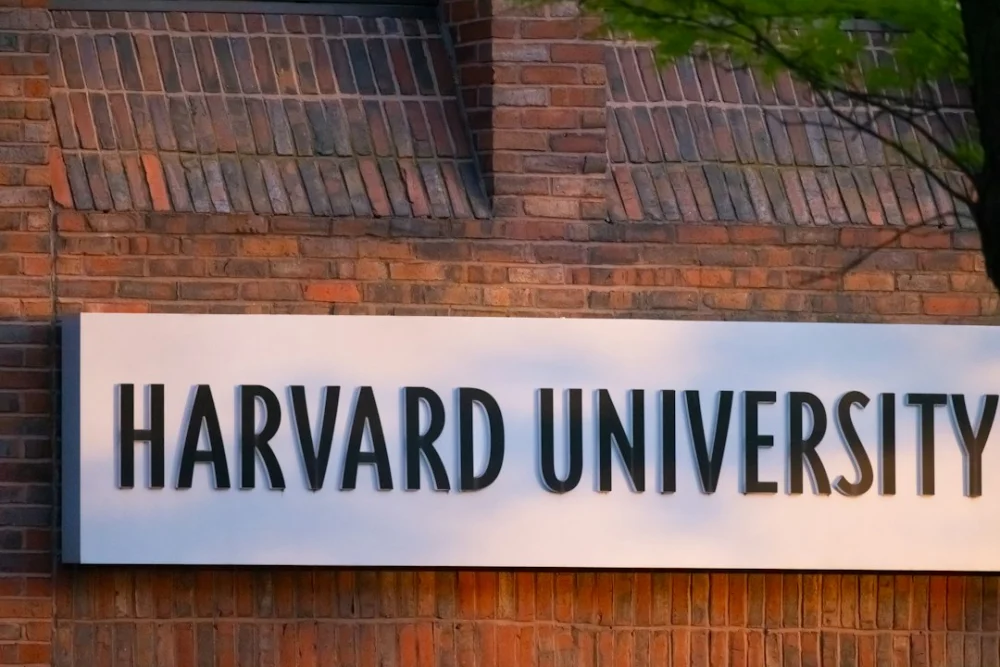 Harvard criou cópias digitais de seus professores com IA, e o comportamento dos alunos surpreendeu até os docentes