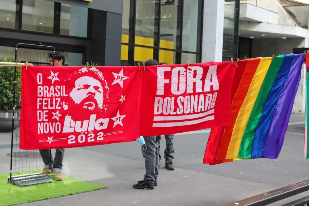 Lula e Flávio Bolsonaro ampliam alianças enquanto pesquisas mostram empate técnico