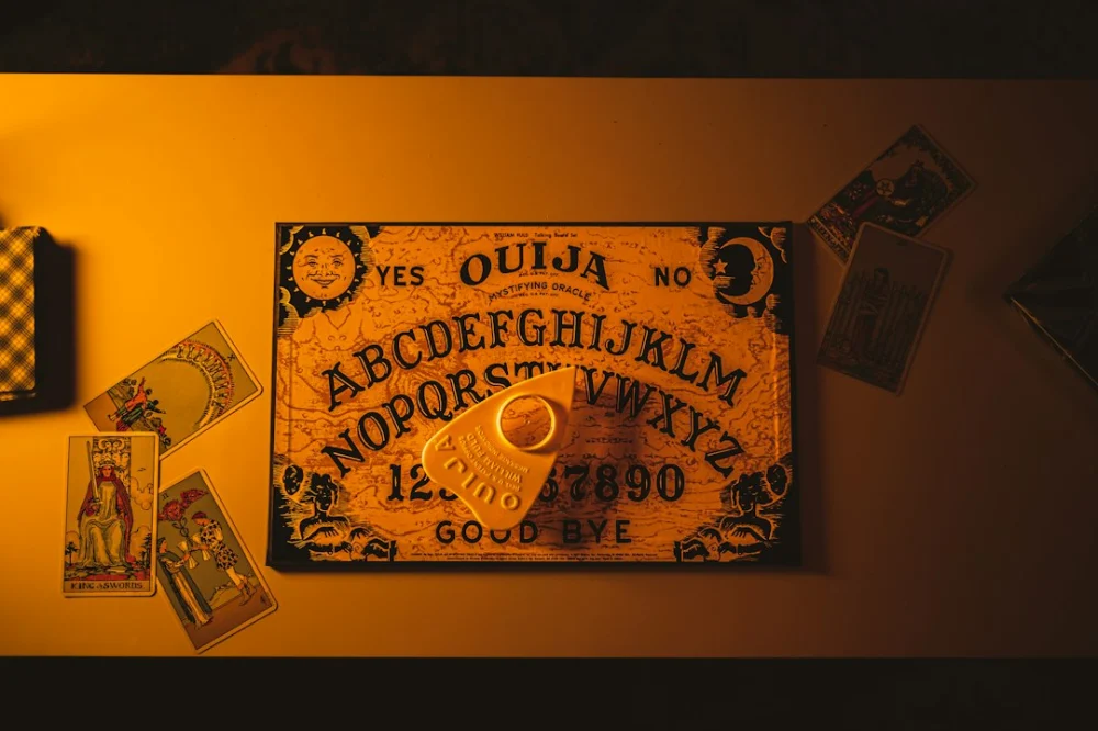 O tabuleiro Ouija não foi criado para invocar espíritos: sua verdadeira origem é surpreendente