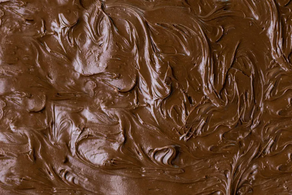 Por que chocolate e doces parecem mais irresistíveis quando o dia fica cinza? A resposta vai além do frio