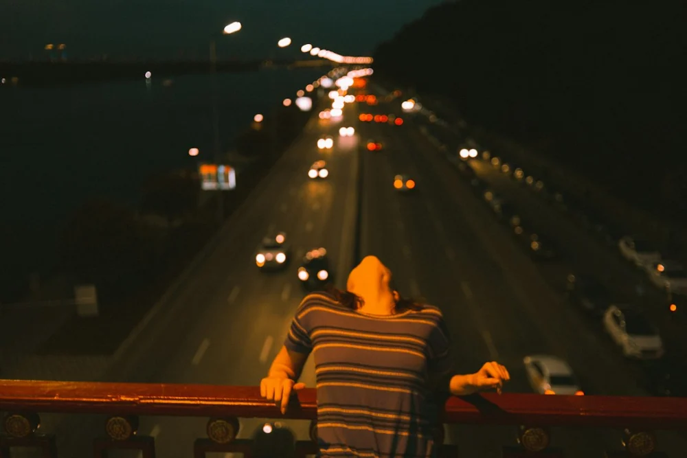 Por que tomamos decisões à noite das quais nos arrependemos pela manhã? A psicologia tem uma explicação