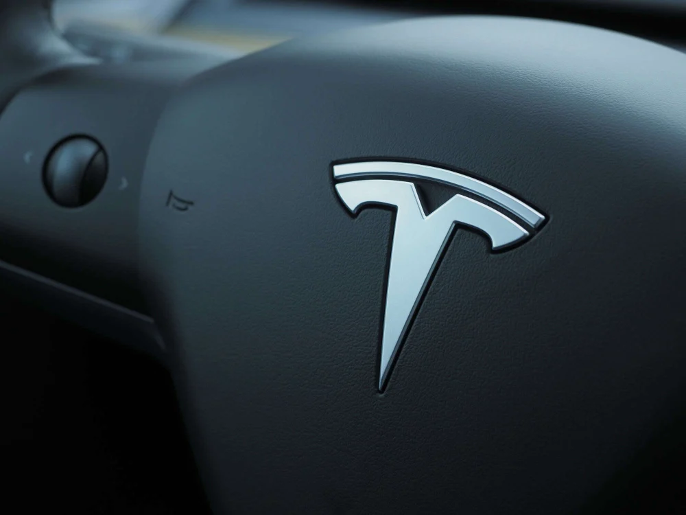 Tesla muda nome do sistema de direção assistida na Europa